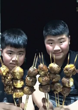 小表弟 vs 卤蛋直播视频，一场草根对决背后的流量密码